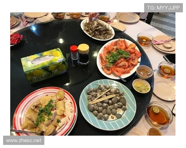 仲满球场上一本正经，私照却都是豪宅大餐，我看着都不好意思吃午饭